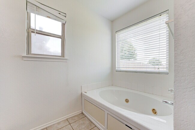 Building Photo - 2813 Edgemere Dr