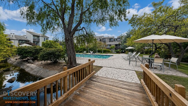 Building Photo - 2101 Shore Line Dr
