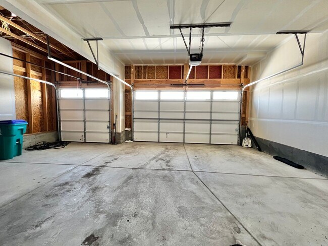 Building Photo - 4 Bed 3 Bath Available August 1st in Windsor!!!