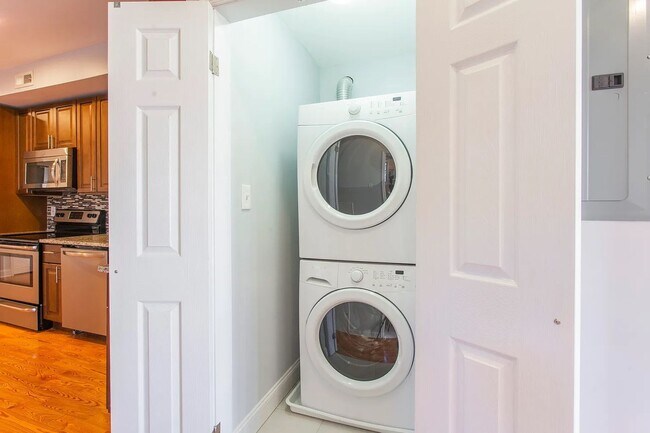 Building Photo - 2534 Amber St