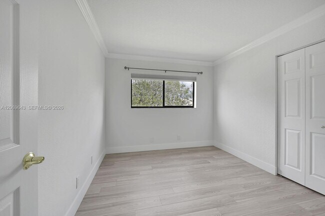 Building Photo - 185 Lakeview Dr