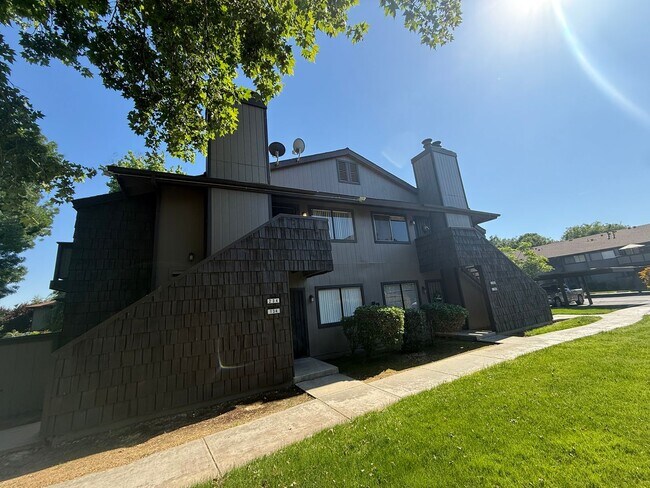 Building Photo - 1190 S Winery Ave