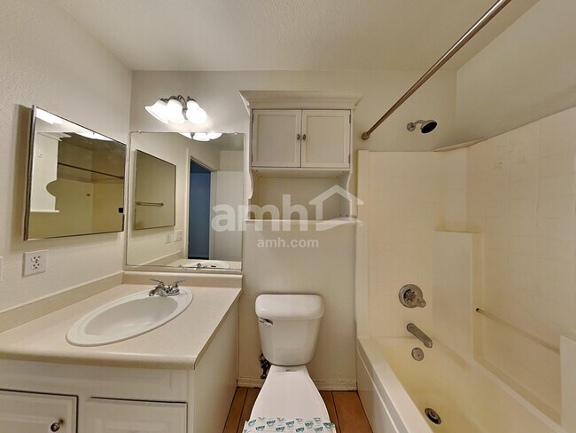 Building Photo - 16400 N Lasso Dr