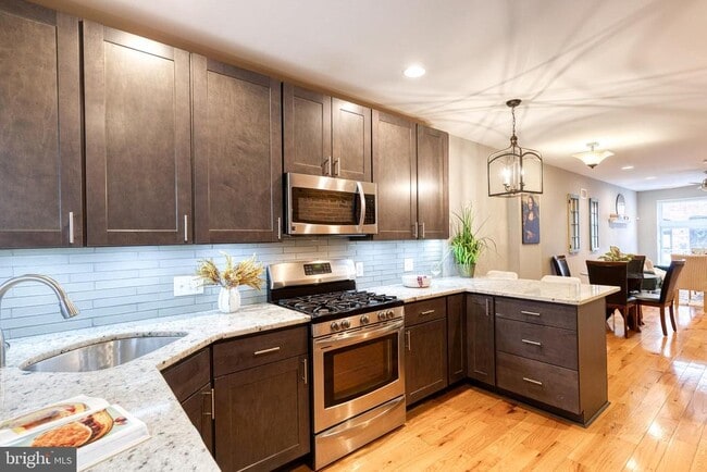 Building Photo - 626 S Curley St