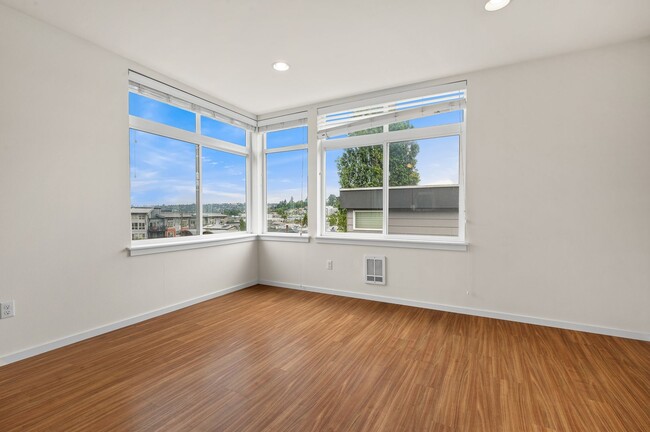 Building Photo - 3027 21st Ave W