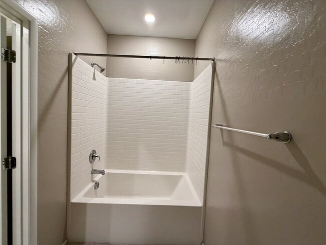 Building Photo - 3 BED 3 BATH 2 CAR GARAGE TOWNHOUSE W/ PRIVATE YARD, LOFT & BEDROOM DOWNSTAIRS IN GATED COMMUNITY...