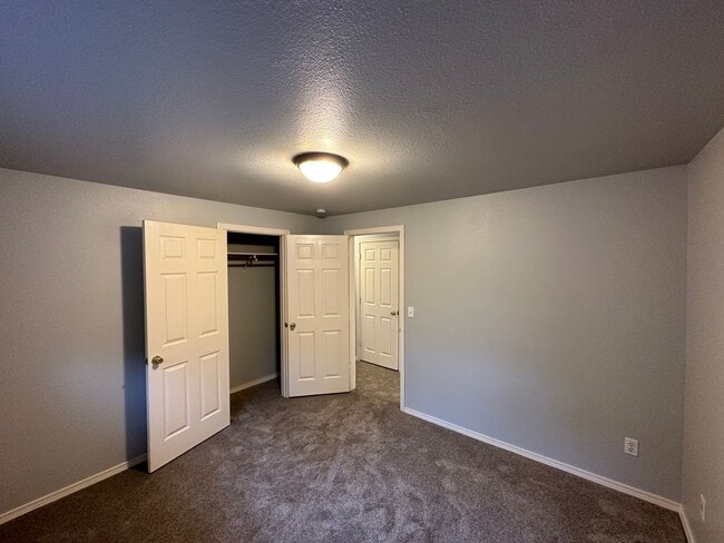 Building Photo - Charming 3 Bed 2 Bath Home with 2-Car Garage in Maple Leaf