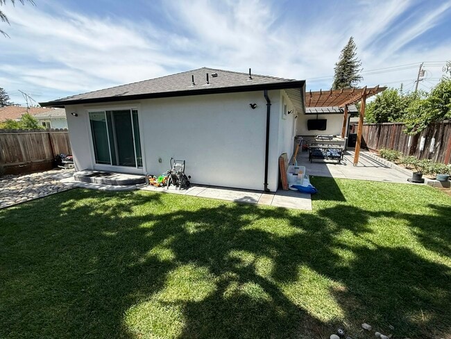 Building Photo - 3437 Madeira Way