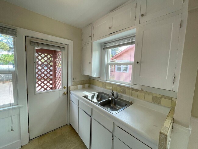 Building Photo - Vintage 1 Bedroom with Hardwood Floors, Close-In Location