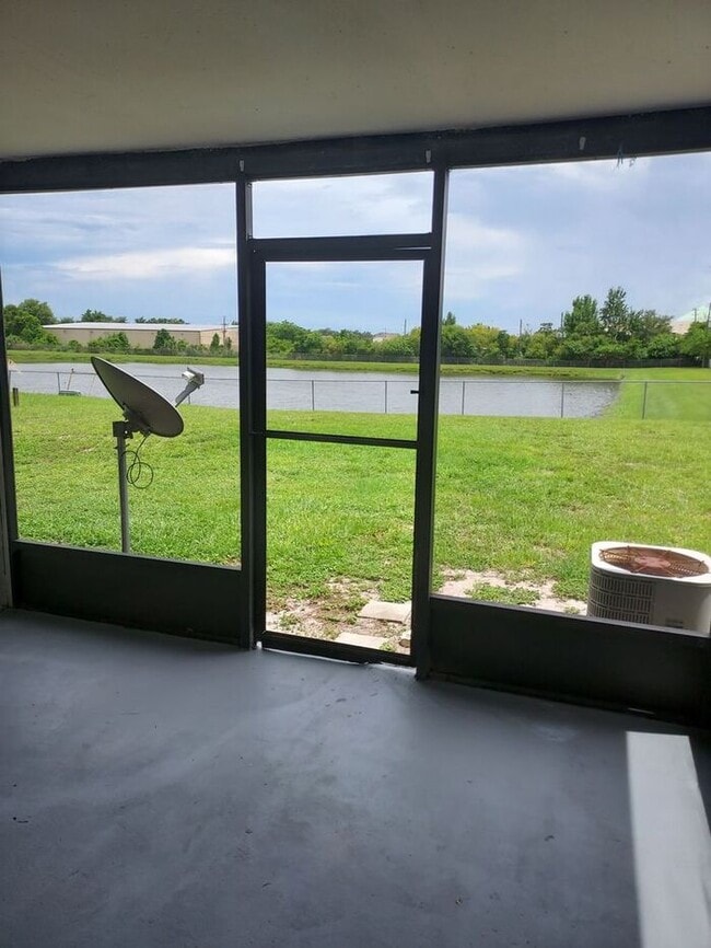 Building Photo - Townhouse located near UCF - 2 Bed / 1.5 Bath