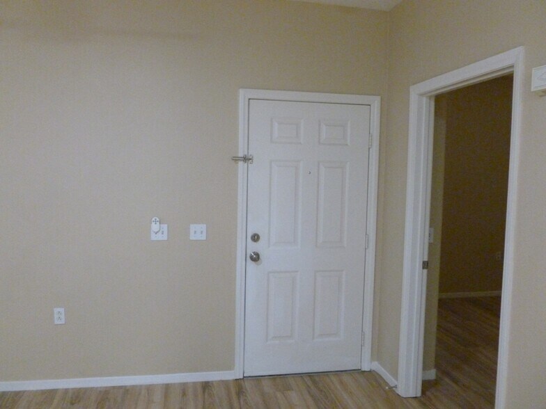 Building Photo - 3400 Cabana Dr