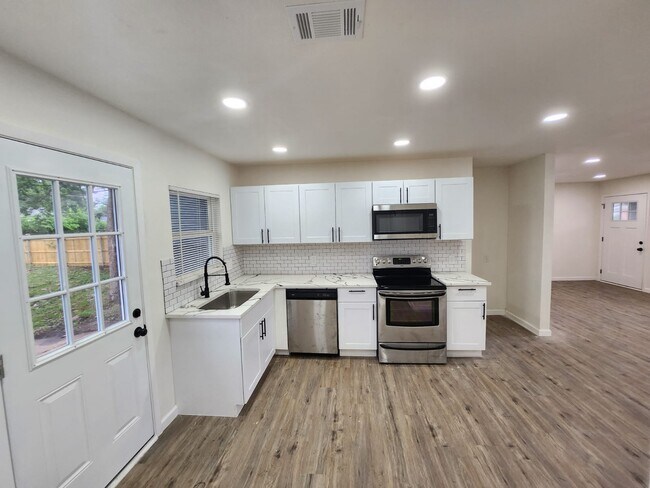 Building Photo - 10809 Sharondale Ln