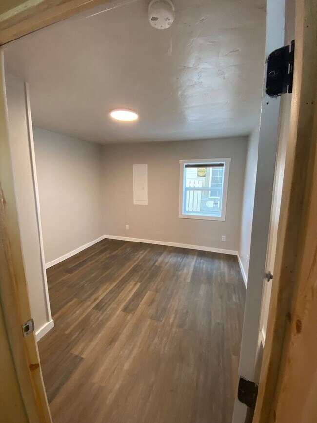 Building Photo - 921 S Walker Ave
