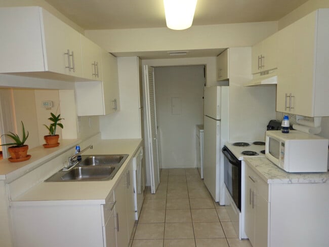 Building Photo - Cozy 2/1 Home in Sunrise!
