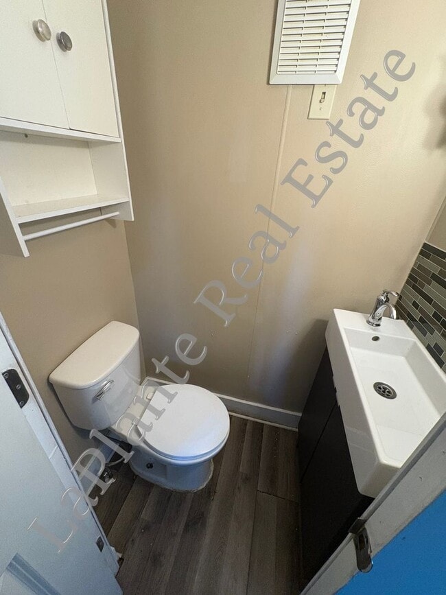 Building Photo - Charming 3 bedroom home for rent located i...