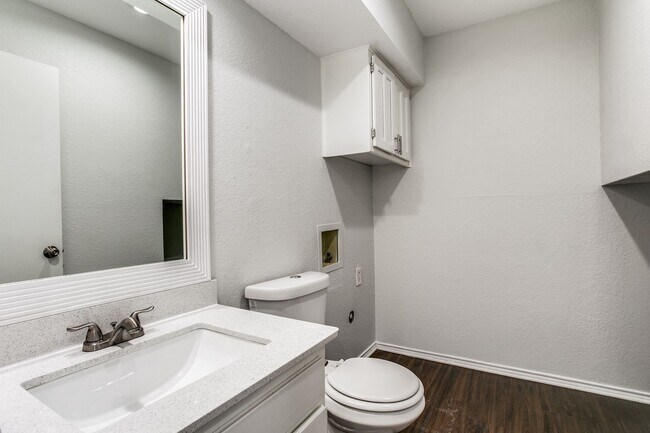 Building Photo - 2805 Meadow Park Dr