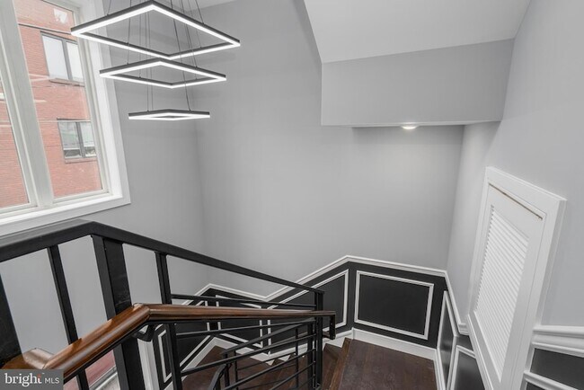 Building Photo - 2323 E Cabot St