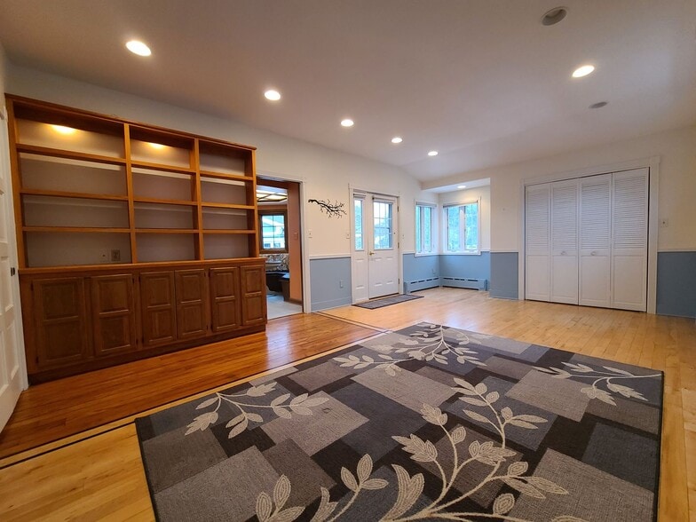 Building Photo - 566 N Shore Dr