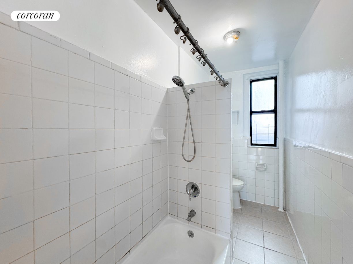 Building Photo - 665 W 160th St