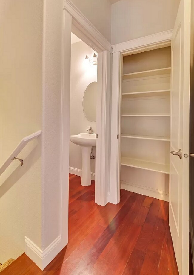 Building Photo - This Gorgeous Townhome has 3 Bedrooms, 3 1...