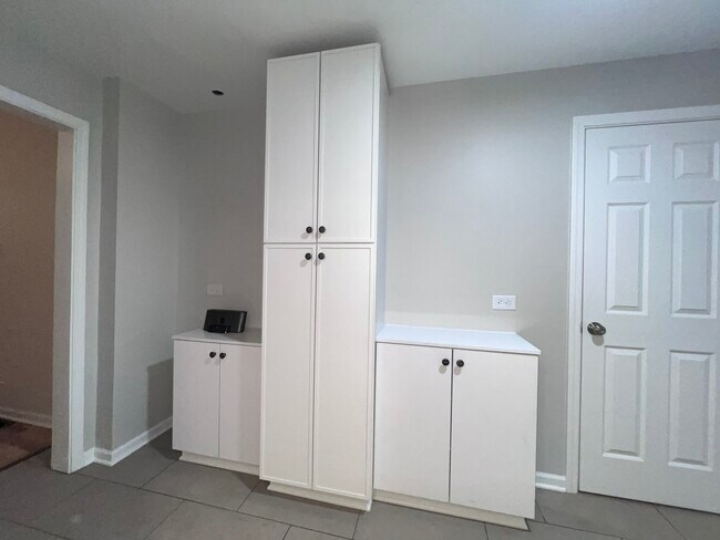 Building Photo - 8919 S Muskegon Ave