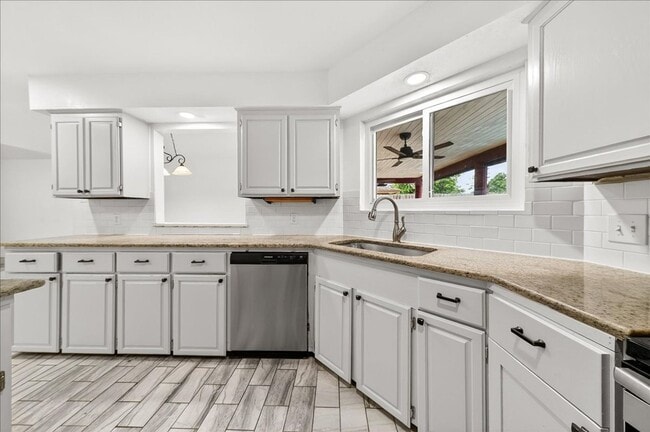 Building Photo - 5025 Romford Dr