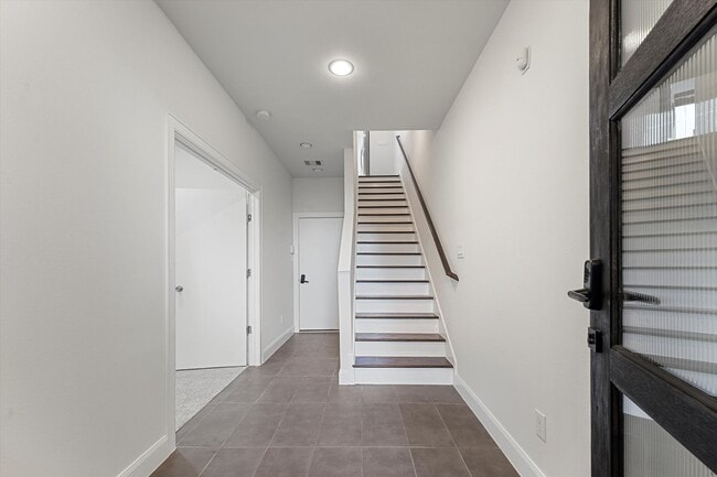 Building Photo - EaDo’s Most Exciting Place to Call Home!