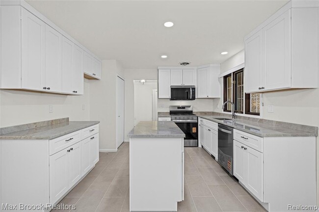 Building Photo - 28977 Lake Park Dr