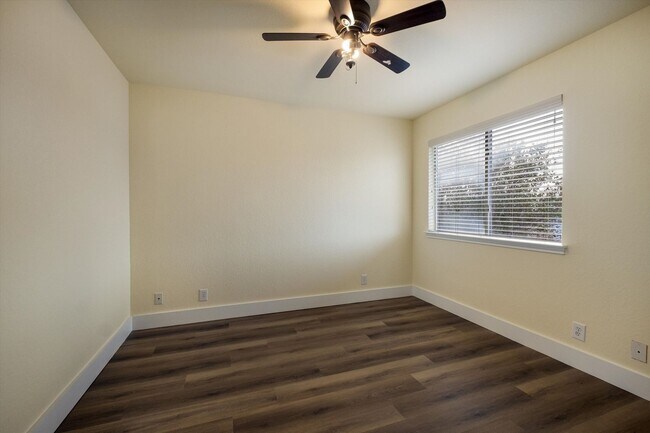 Building Photo - Move-In Ready 5-Bedroom With New Vinyl Floors