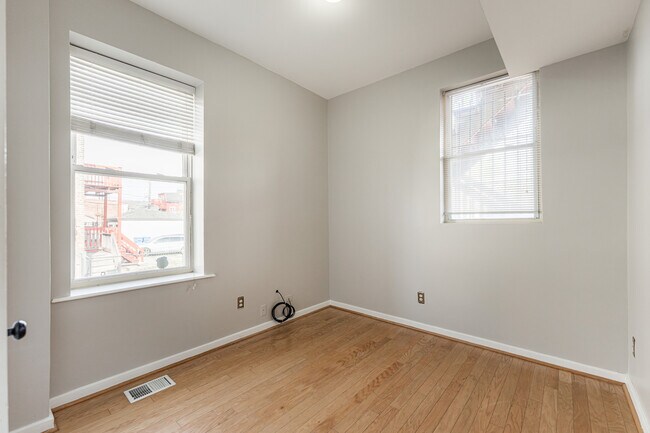 Building Photo - 2916 W Warren Blvd