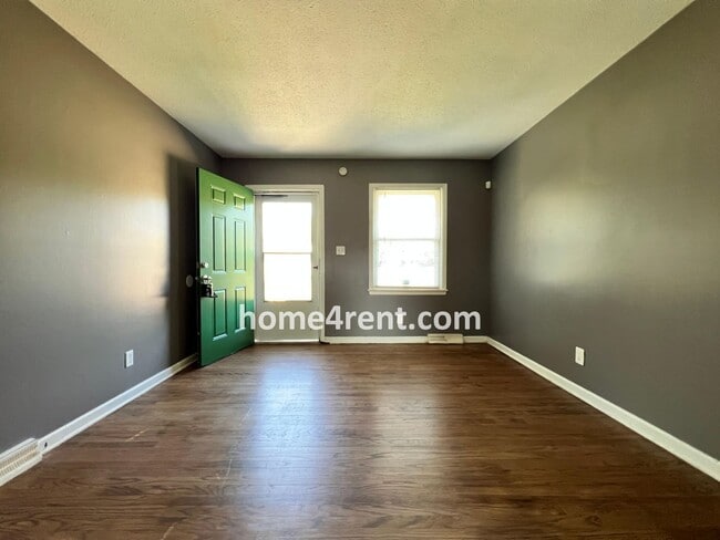 Building Photo - Attractive Lee's Summit Half Duplex w/ Lots of Natural Light and Spacious Bedrooms!