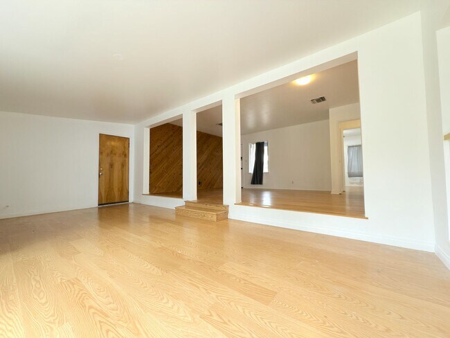 Building Photo - Beautiful 3 bedroom + 2 bath property in L...