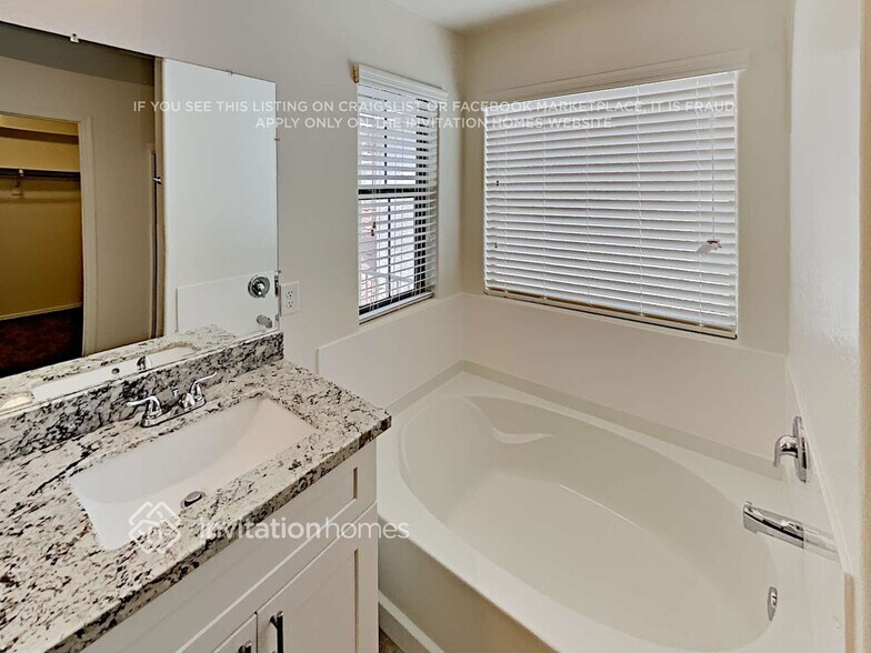 Building Photo - 3761 E Flamingo Way