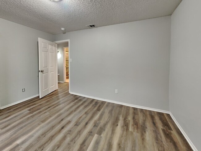 Building Photo - 1056 Twin Falls Dr