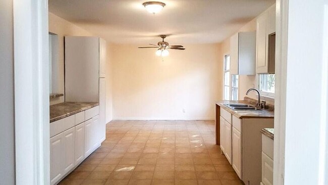 Building Photo - 2808 S 24th St