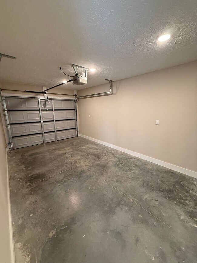 Building Photo - Nestled Tri-Plex in the Heart of Greenfield, TN