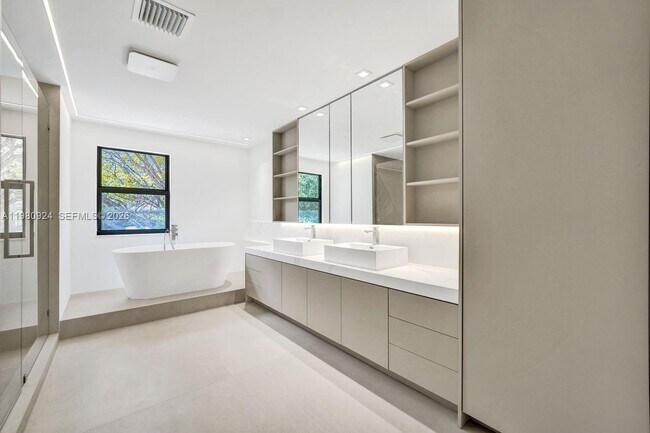 Building Photo - 4100 E Gardenia Ave