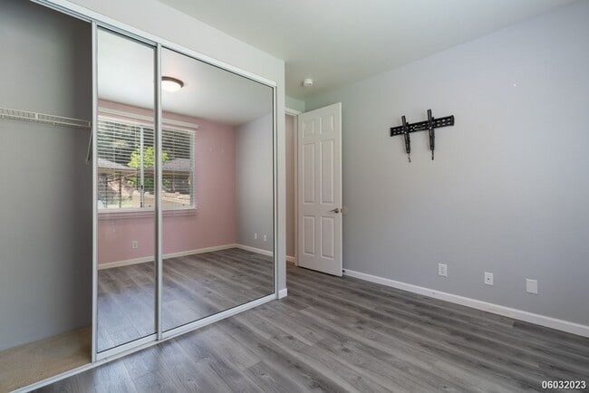 Building Photo - Spacious, Clean, Renovated 2BR/2BA/2Pkg in...