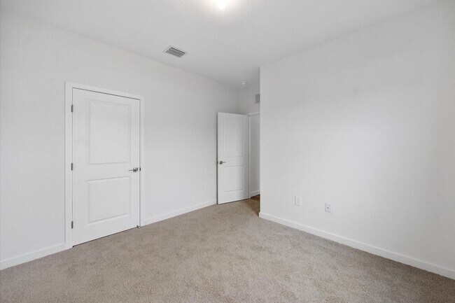 Building Photo - 713 SE 15th Ave