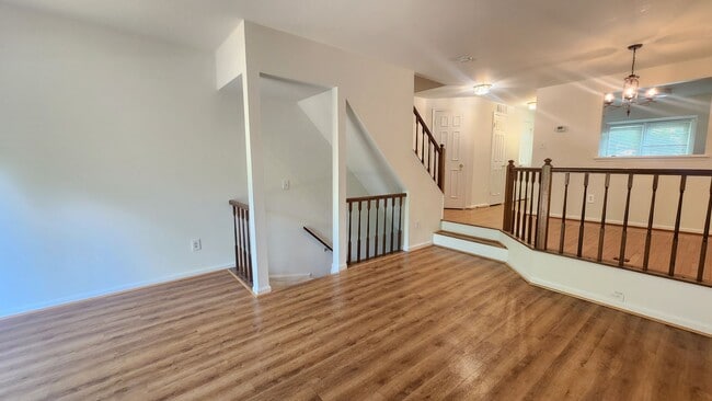 Building Photo - Convenient Location and Great Price!
