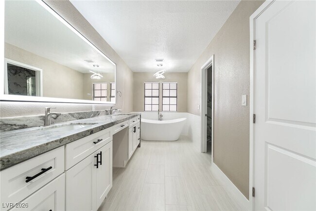 Building Photo - 968 Pinehurst Dr