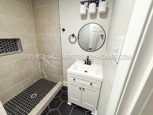 Building Photo - 404 Oak St