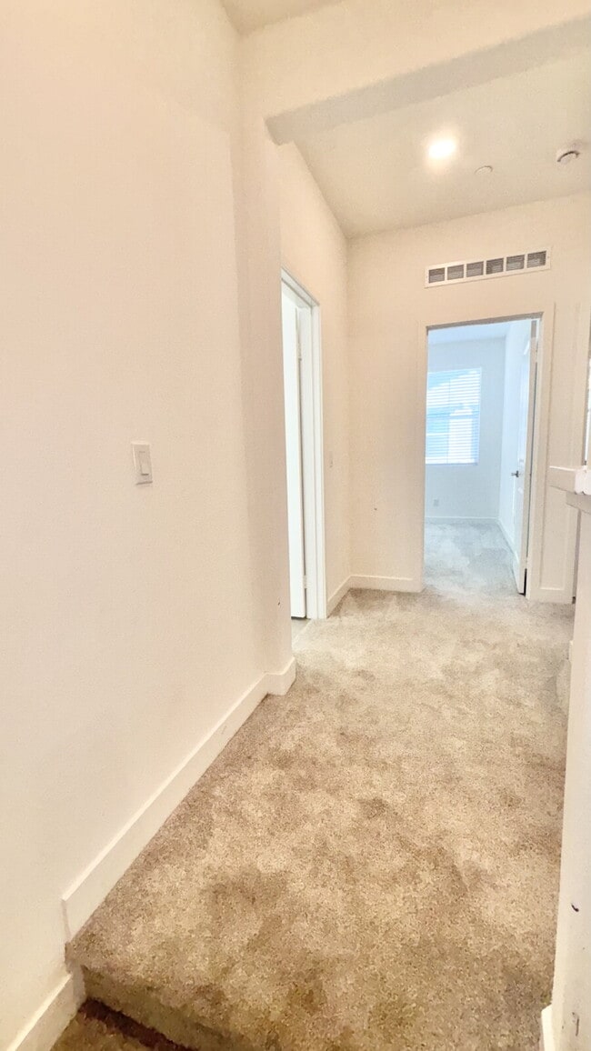 Building Photo - 4 Bedrooms Available University Park