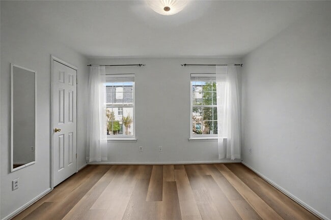 Building Photo - 357 N Post Oak Ln