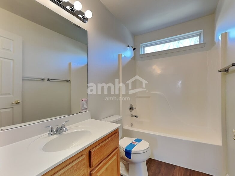 Building Photo - 8400 Woodcreek Dr