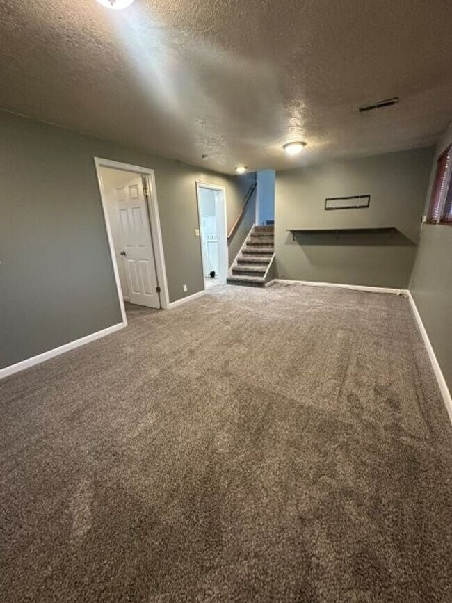 Building Photo - Fall Special – 3 Weeks FREE Rent on 4 Bed,...