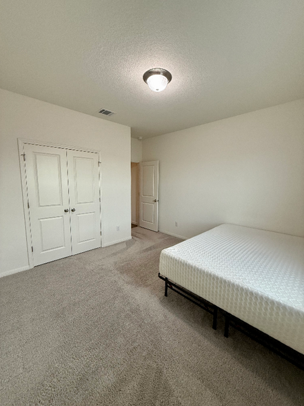 Building Photo - 107 Waterbuck Lp