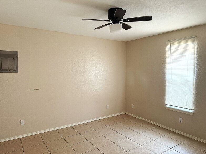 Building Photo - 716 Mynah Ave
