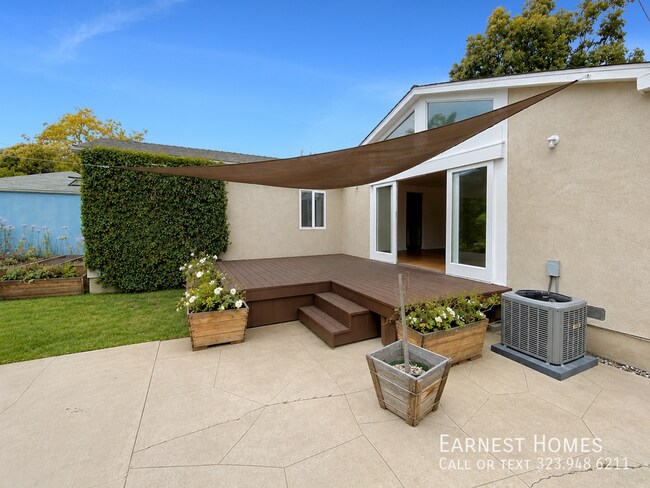 Building Photo - 2577 S Bundy Dr