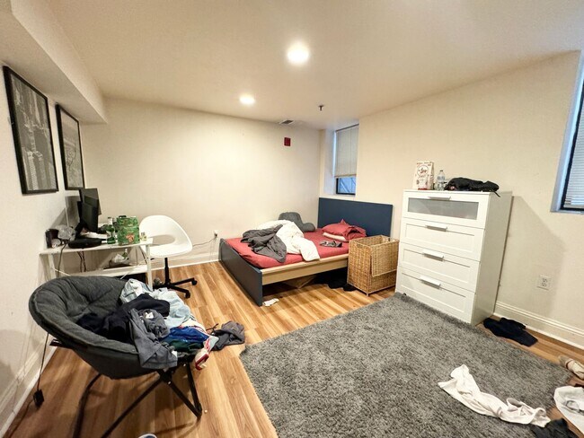 Building Photo - CENTRAL AIR ~ FENWAY 5 BED/3 BATH RIGHT ON GAINSBOROUGH ST. FOR 9/1/26